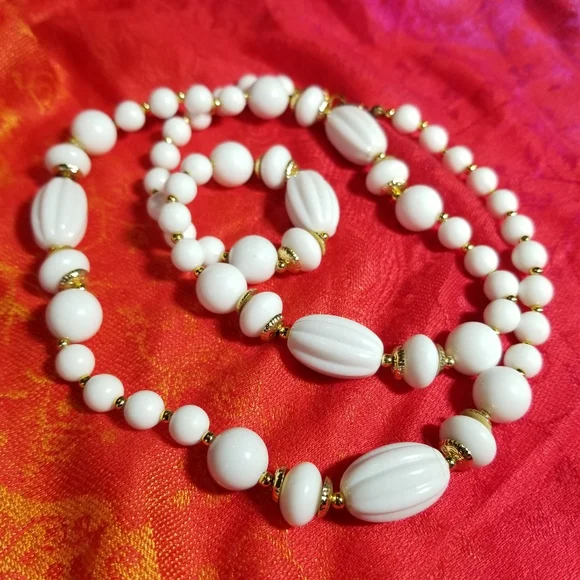 Long vintage necklace white beads gold tone molded ridged - Picture 12 of 14